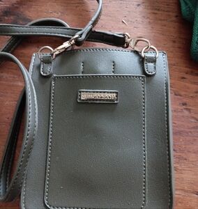 Shiraleah Green Crossbody Bag with Minimalist Design